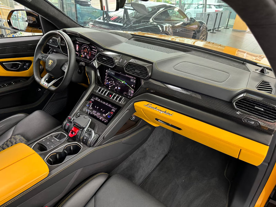 Tapetes para carro Lamborghini Urus pretos sob medida com detalhes amarelos