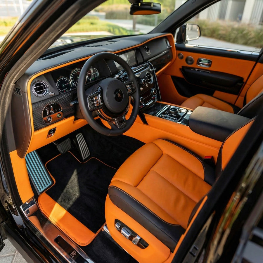 Mats de carro pretos personalizados para Rolls Royce Cullinan com couro laranja
