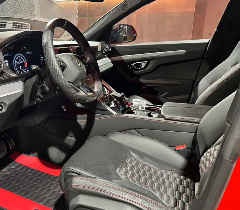 Capas de carro personalizáveis em couro preto para Lamborghini Urus S com couro nappa vermelho