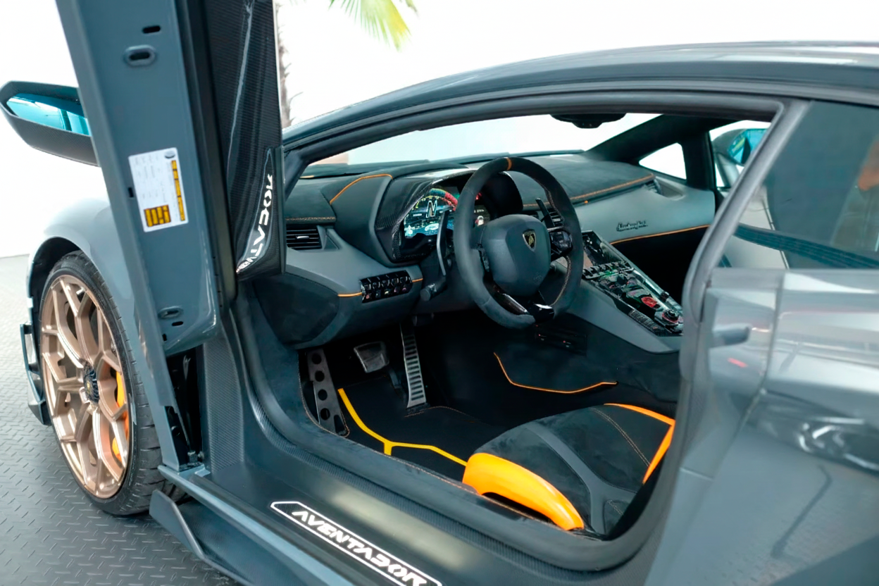 Customizable Leather Floor Mats with Vertical Hex Pattern for Lamborghini Huracan Perfomante (2017-2019) - AutoWin