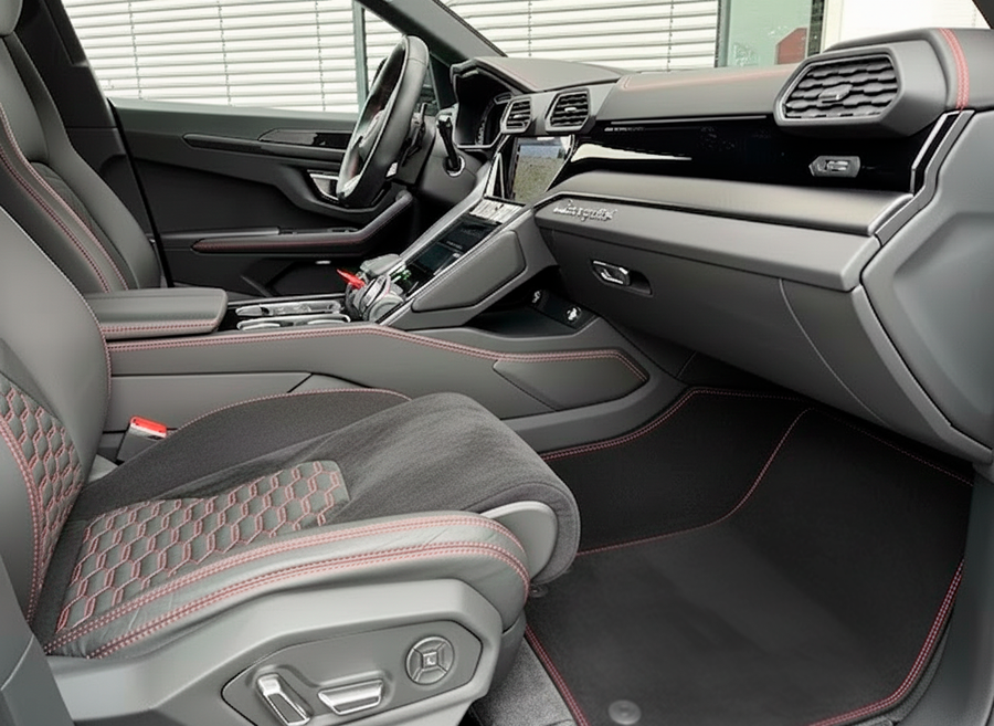 Tapetes Personalizáveis para Carros Lamborghini Urus em Couro Alcantara com Costura Amarela