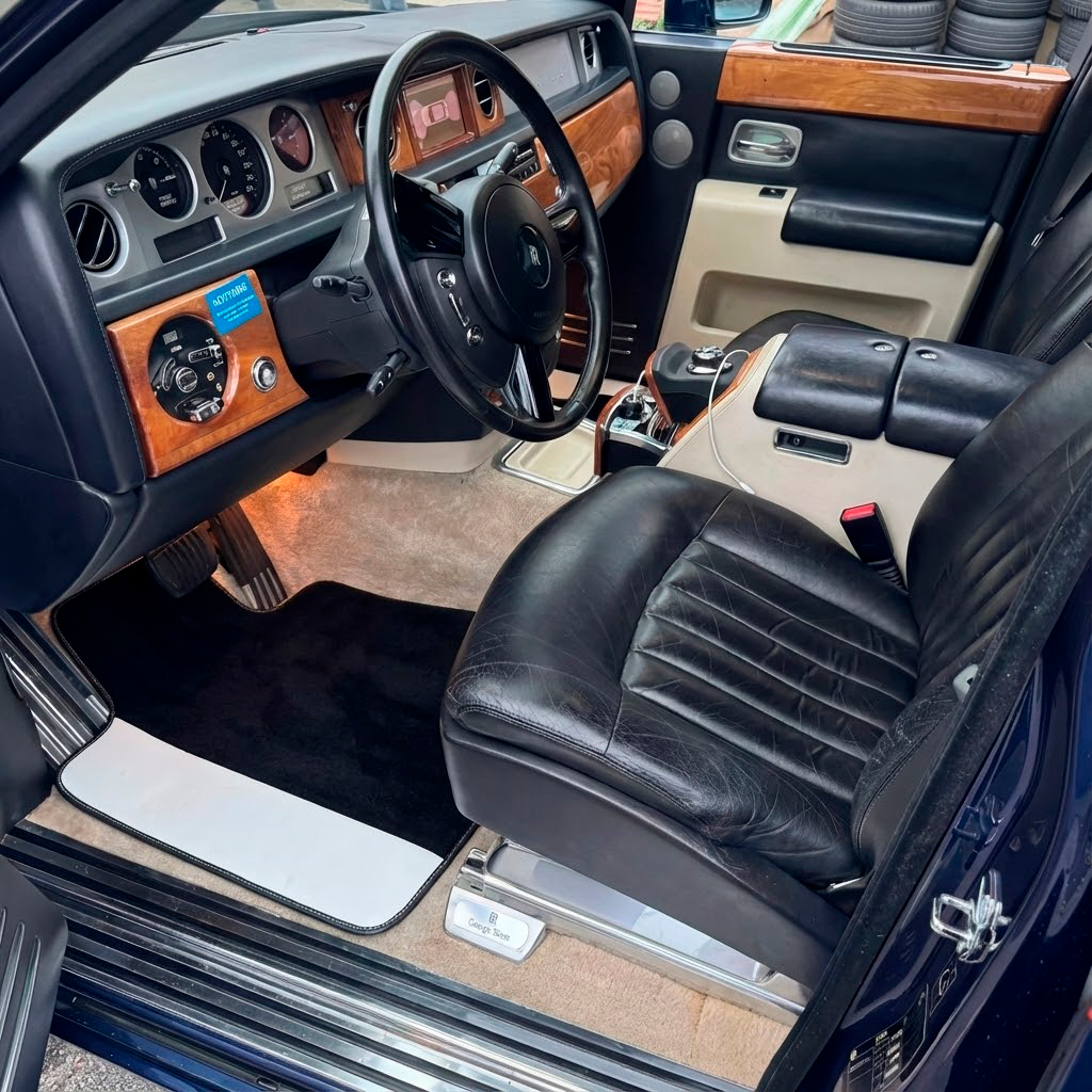 Customizable Leather Floor Mats with Viper Hex Pattern for Rolls Royce Phantom VIII (2017-2024) - AutoWin