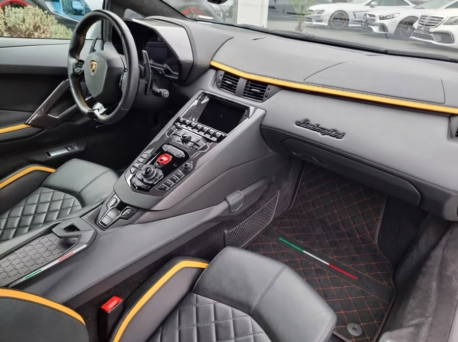 Tapetes de carro de couro Alcantara personalizáveis para Lamborghini Aventador | Costura Vermelha