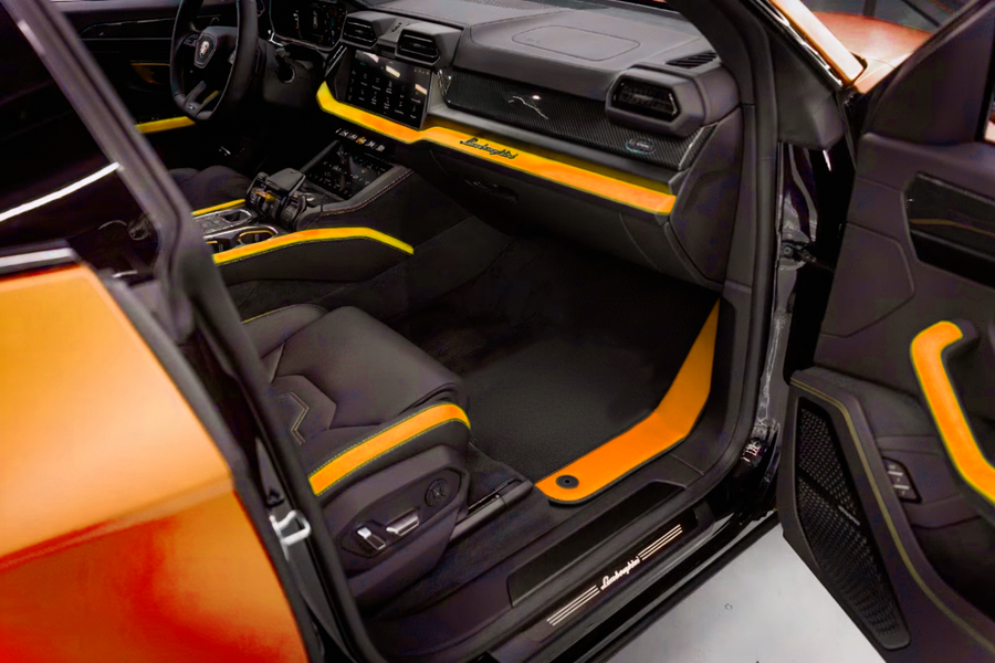 Tapetes de carro personalizáveis na cor preta para Lamborghini Urus com couro Alcantara laranja