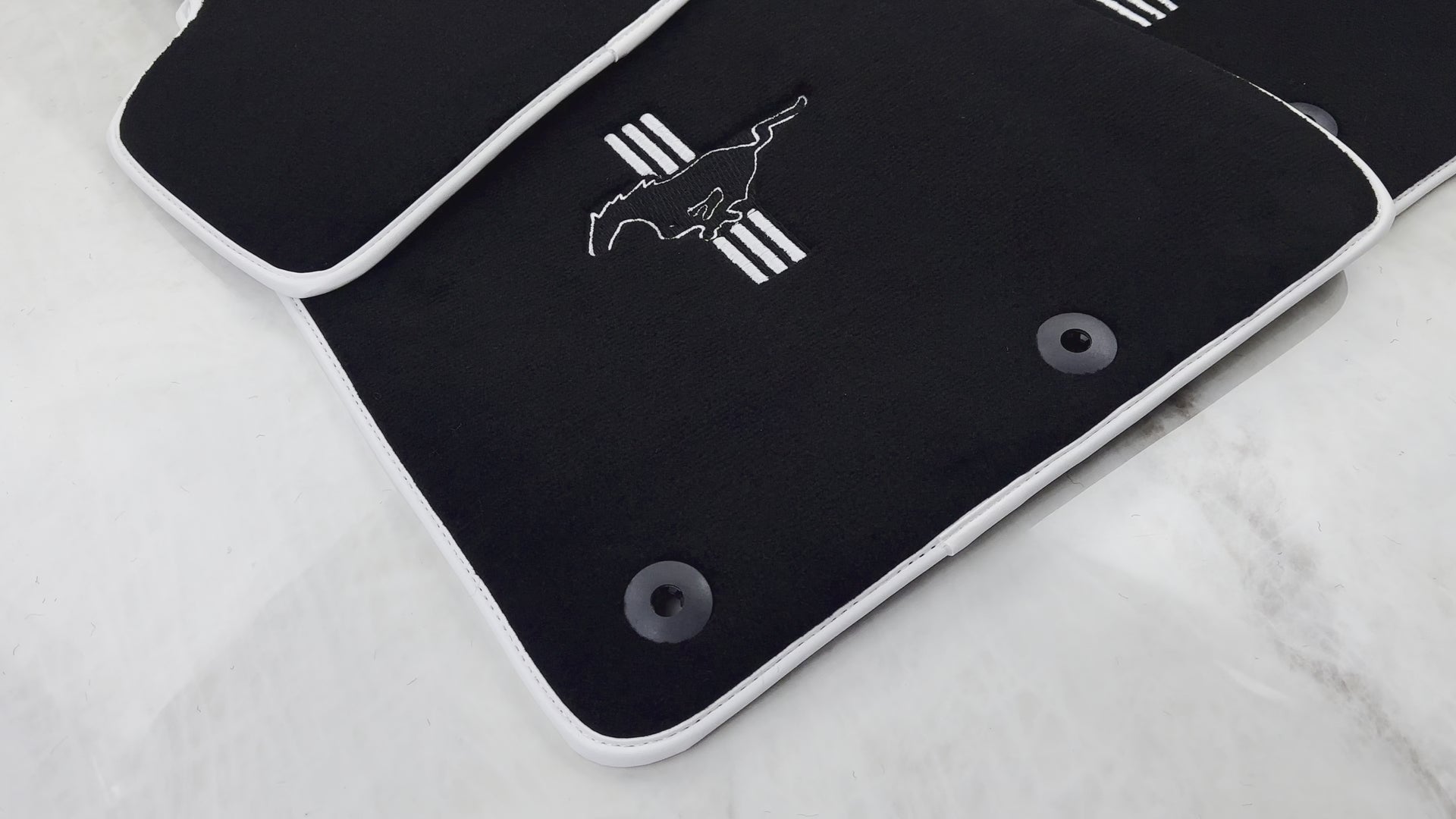 Tapetes de carro pretos com borda branca para Ford Mustang V FL (2011-2014) com Pony - AutoWin.EU