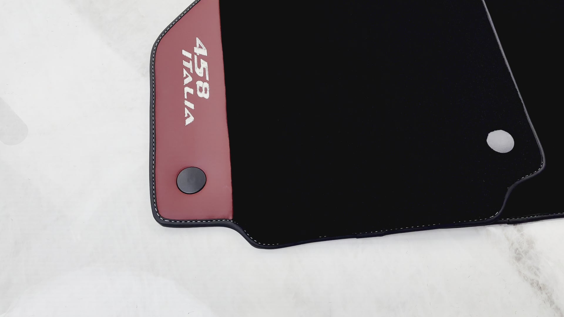 Tapetes de carro pretos para Ferrari 458 Italia (2009-2015) em couro Nappa Bordeaux - AutoWin