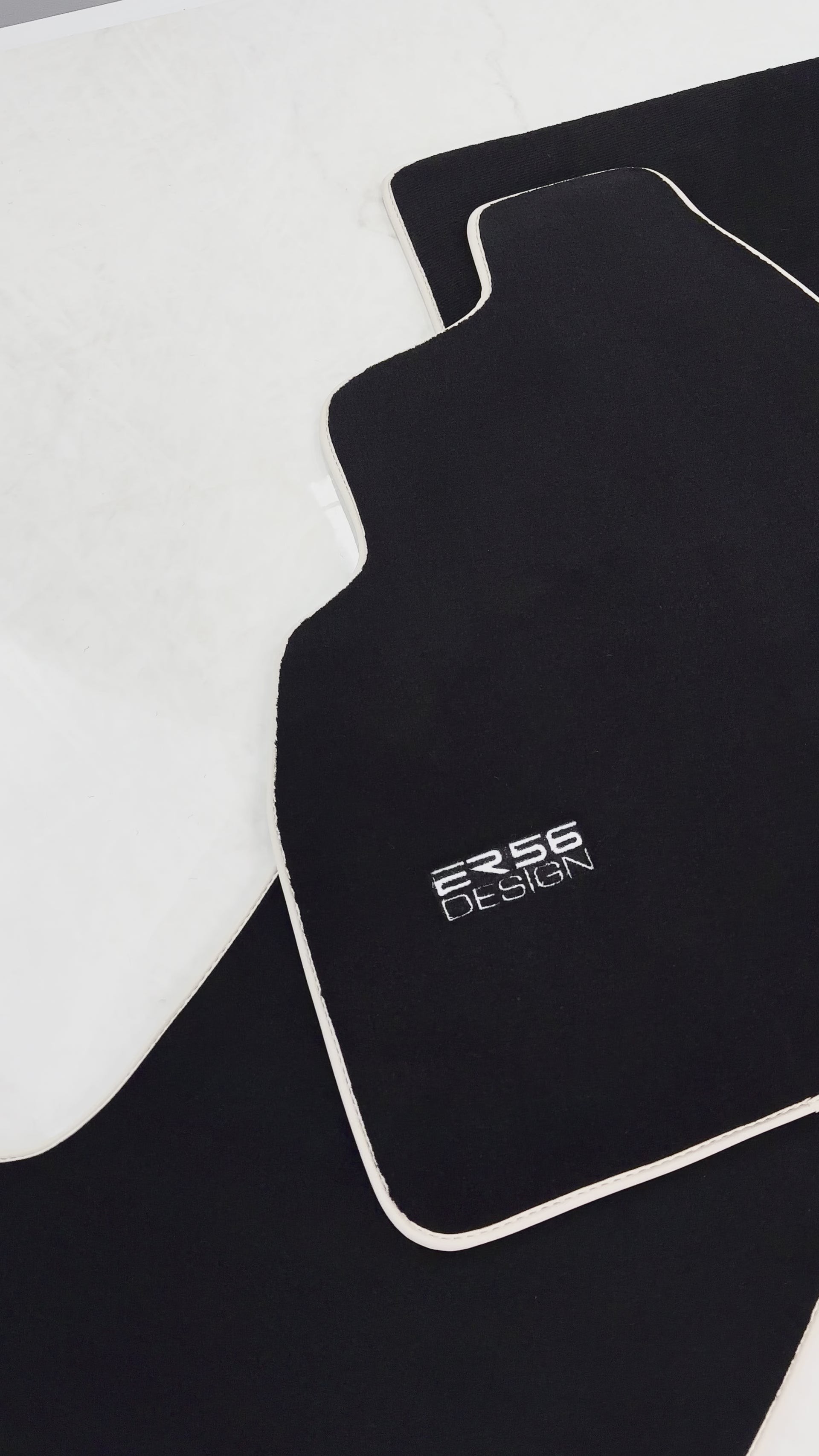 Mats de carro pretos para Toyota Land Cruiser 80 (1985-1997) com acabamento bege | Design ER56 - ER56 Design