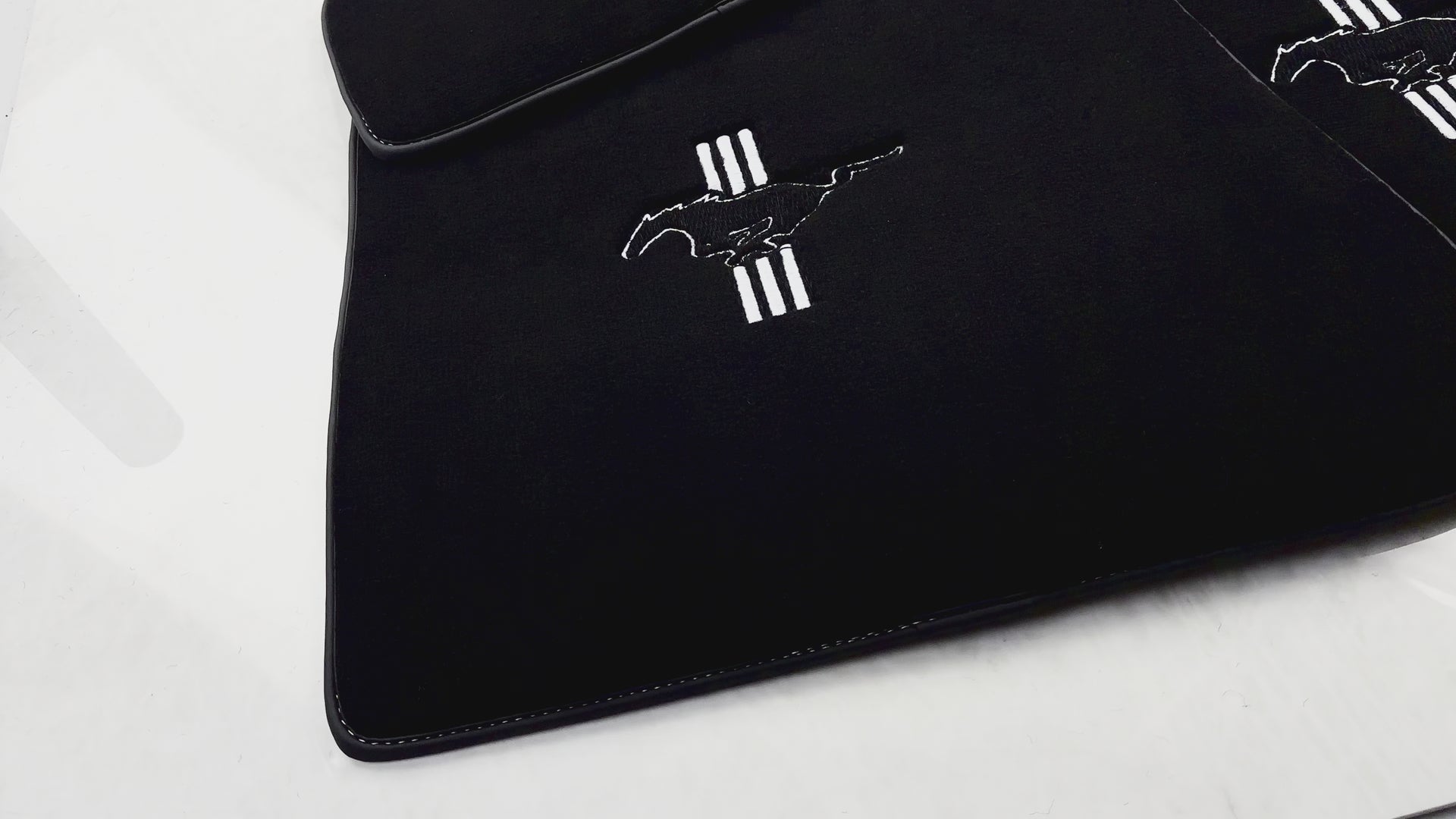 Tapetes de Carro Pretos para Ford Mustang V (2004-2010) com Pony - AutoWin.EU