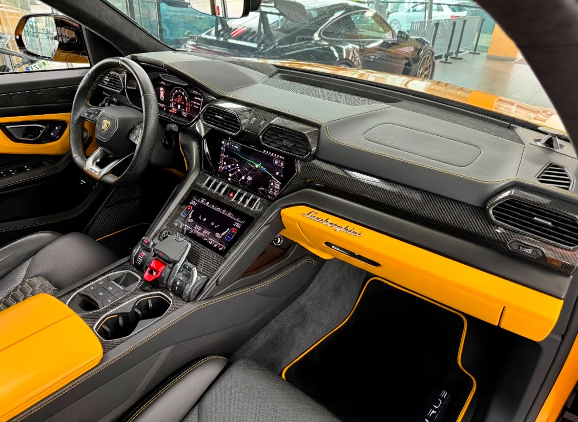 Tapetes para carro Lamborghini Urus pretos sob medida com borda amarela